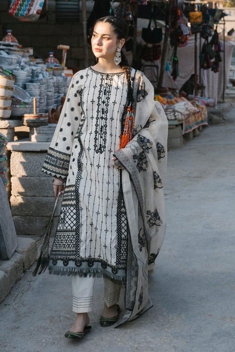 Qalamkar QM-764 spangle embroidered lawn suit with net dupatta