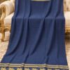 Elegans mulier gerens calidum Bareeze Chinar Patta Shawl Br-sh-03 promptum ad induendum.