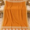 Mulier ostendens longitudinem duorum et dimidii passuum Bareeze Chinar Patta Shawl Br-sh-10.
