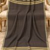 Imago ostendens Bareeze Chinar Patta Shawl Br-sh-01 ex luxurioso veluto et premium pashmina confectum apud Abu Hurairah Fabrics.